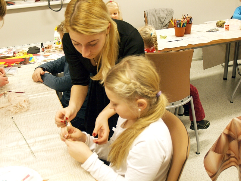 Angelika Matulēviča palīdzēja bērniem veidot eņģeļus un pēc tam ierādīja, kā darināt oriģinālas Ziemsvētku kartītes.
Autors: Antra Ērgle