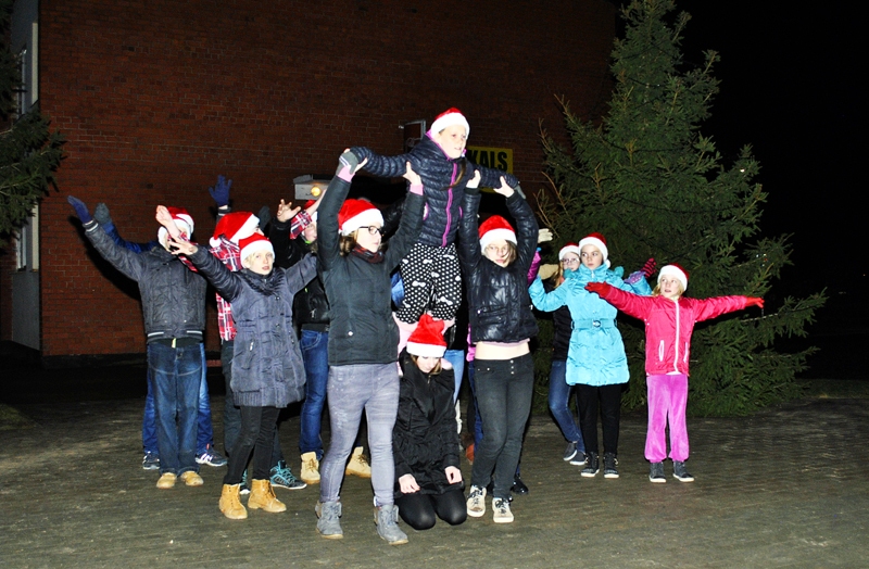 Svētkos teātra studijas «Savējie» un bērnudārza «Mārpuķīte» radošie bērni un jaunieši sniedza sirsnīgu priekšnesumu ar dziesmām, dzeju, mūziku un deju.
Autors: Ivars Bogdanovs