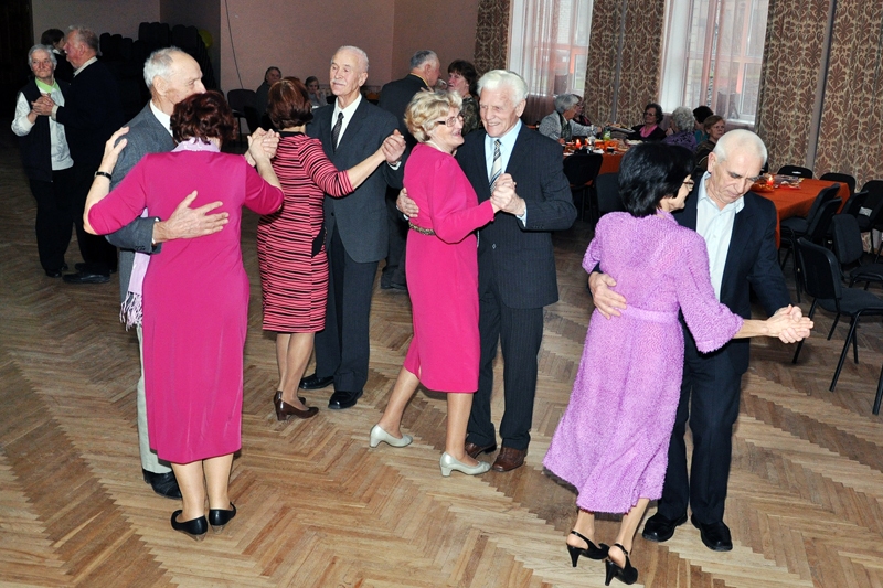 Vecumnieku pagasta seniori ļāvās lustīgiem dančiem dažādos ritmos.
Autors: Žanna Zālīte