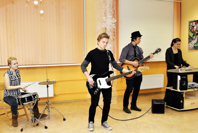 «Jumts» ir Rundāles mūzikas skolas audzēkņu rokgrupa, kas novada Ziemsvētku eglītes sarīkojumā pirmo reizi uzstājās pašu ļaudīm.
Autors: Ivars Bogdanovs