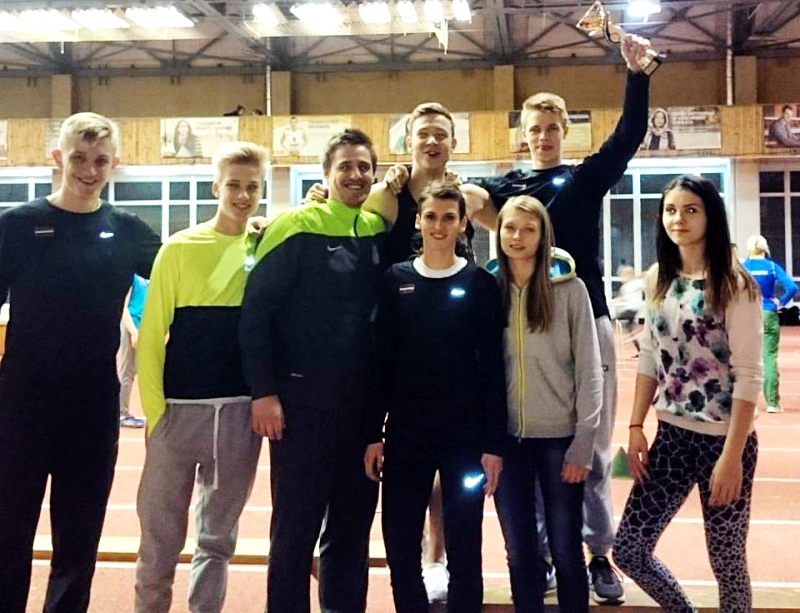 Raivis Maķevics (trešais no kreisās) uz sacīkstēm Kauņā aizveda septiņus savus audzēkņus. 
Autors: no lat-athletics.lv