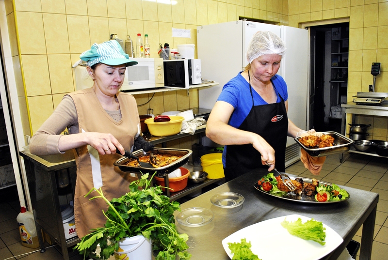 «Viestartu» virtuvē svētku un ikdienas gardumus gatavo Olga Bikova (no kreisās) un Santa Retiķe.
Autors: Ivars Bogdanovs