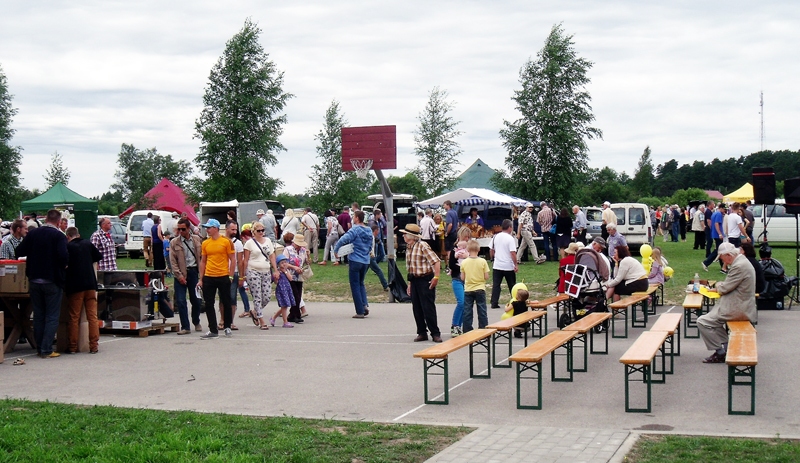Valdemārpilī notika biškopju vasaras lielais saiets, kurā piedalījās prāva grupa baušķenieku.
Autors: no «Bauskas Dzīves» arhīva.
