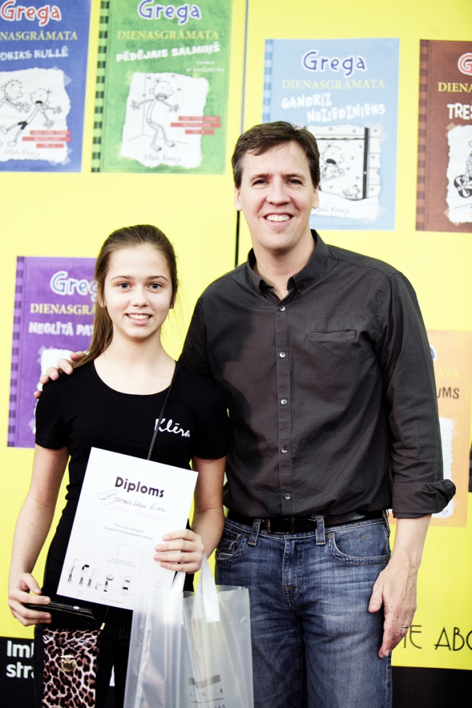 TIKŠANĀS. Klēra Kuļikauska un ASV rakstnieks Džefs Kinnijs.
Autors: no Bauskas bērnu bibliotēkas albuma.