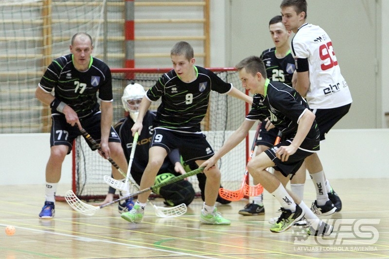 Paaudžu mijiedarbība. Ingus Panteļejevs (77. numurs) «tur» aizsardzību ar diviem jaunajiem spēlētājiem – Rūdolfu Brikmani (9. numurs) un Armandu Lauvu (25. numurs), priekšplānā Ronalds Bēmanis. 
Autors: no floorball.lv