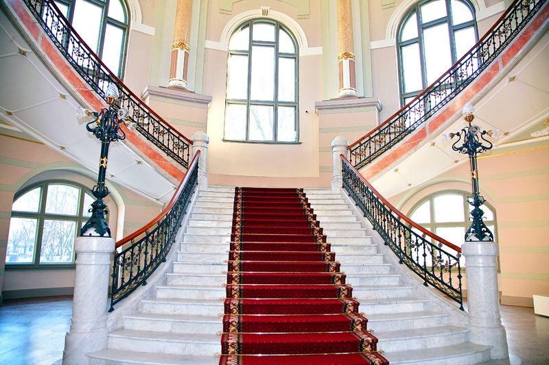 Restaurētās galvenās kāpnes – greznākā ēkas daļa.
Autors:  Sarmīte Livdāne, žurnāls «Būvinženieris»