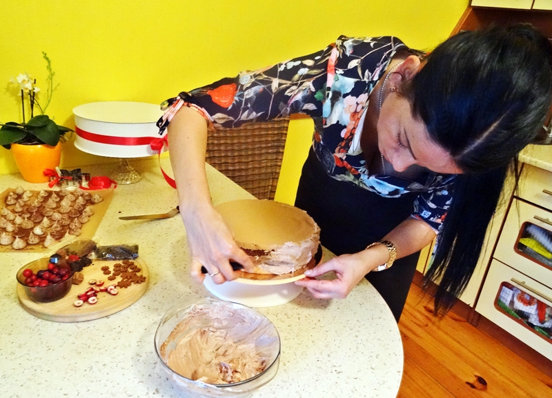 Lelde vienmēr domā, ko un kā darīt, lai katra kūka būtu citādāka. 
Autors: Linda Ramane