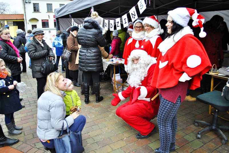 Pie eglītes varēja bildēties ar rūķiem, Ziemsvētku vecīti un viņa kamanām. 
Autors: Ivars Bogdanovs