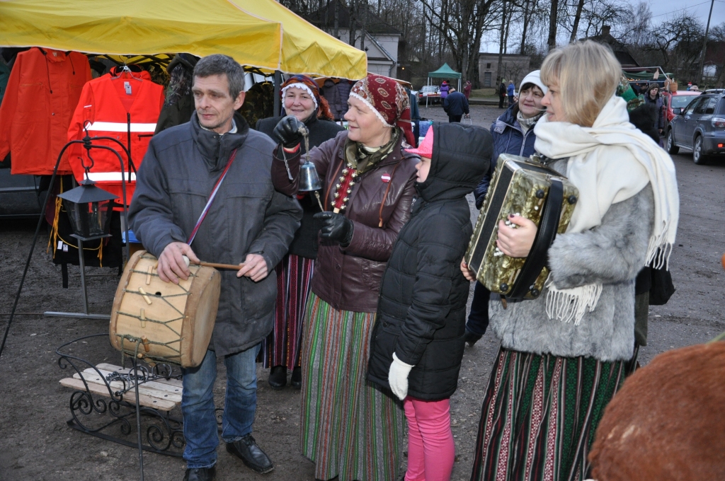Bārbeles folkloras kopas «Tīrums» dalībnieki tirgū radīja svētku noskaņu.
Autors: Žanna Zālīte