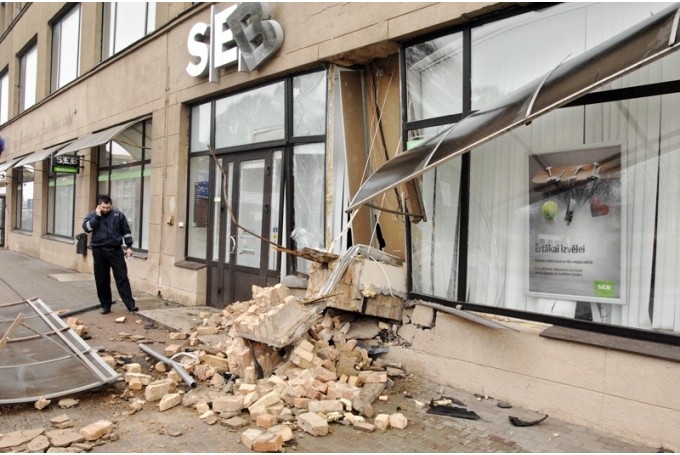 Pērn novembrī, vadot automašīnu ar pieciem pasažieriem, šoferis pārsniedza ātrumu, aiz apļveida krustojuma nobrauca no brauktuves un ietriecās bankas ēkas sienā.
Autors: no 