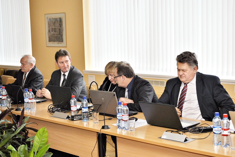 Deputāti Jānis Rumba (no labās), Uldis Kolužs, Vera Grigorjeva atbalstīja ētikas kodeksa nepieciešamību, aicinot līdz nākamajai domes sēdei tekstu precizēt, novērst dažas nepilnības tā saturā.
Autors: no «Bauskas Dzīves» arhīva.