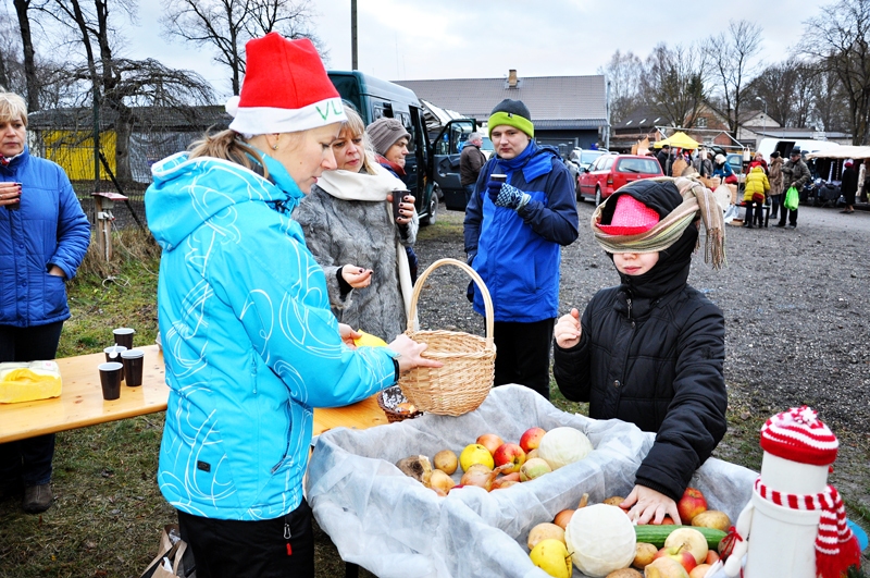 Bērni tika iesaistīti dažādu uzdevumu veikšanā.
Autors: Žanna Zālīte