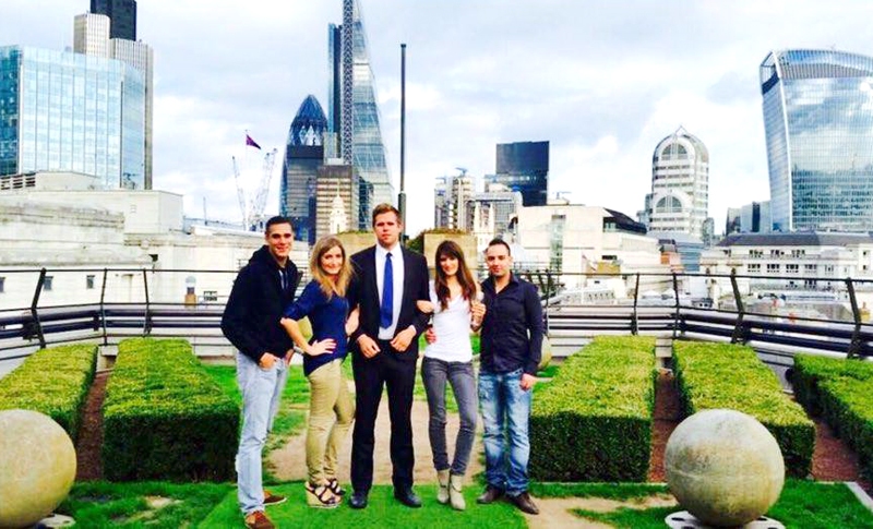 Ar draugiem Anglijā uz «City of London» jumta. Oskars Visockis vidū.
Autors: no O. Visocka personiskā albuma.