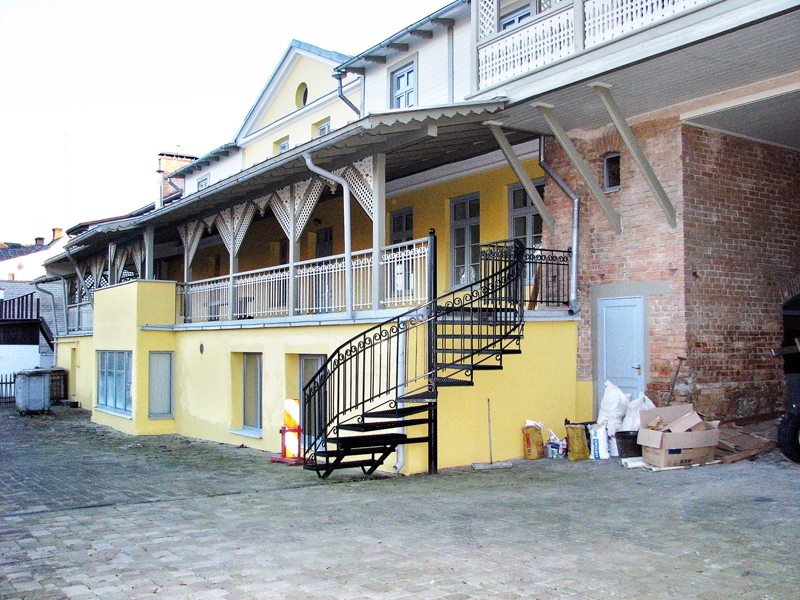 Romantiska terase bijušās viesnīcas «Kungu ligzda» iekšpagalmā. Ēkas jaunie saimnieki ir apņēmības pilni šeit iekārtot publiski pieejamu sabiedriskās ēdināšanas uzņēmumu. Malkojot tēju vai kafiju, no terases pavērtos skaists skats uz Mēmeli. 
Autors: Vilnis Auzāns