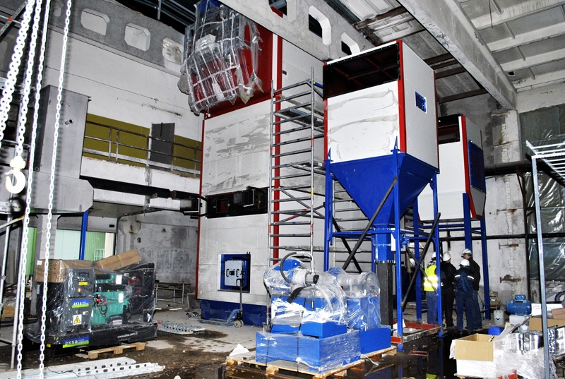 Vairāk nekā simt tonnu smagais šķeldas apkures katls trīs daļās iecelts caur ēkas griestiem.
Autors: Ivars Bogdanovs