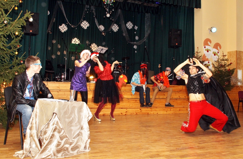 Amatierteātra «Kurmene» rīkotā popiela Ziemassvētku balles dalībniekiem radīja svētku gaisotni.
Autors: Uldis Varnevičs