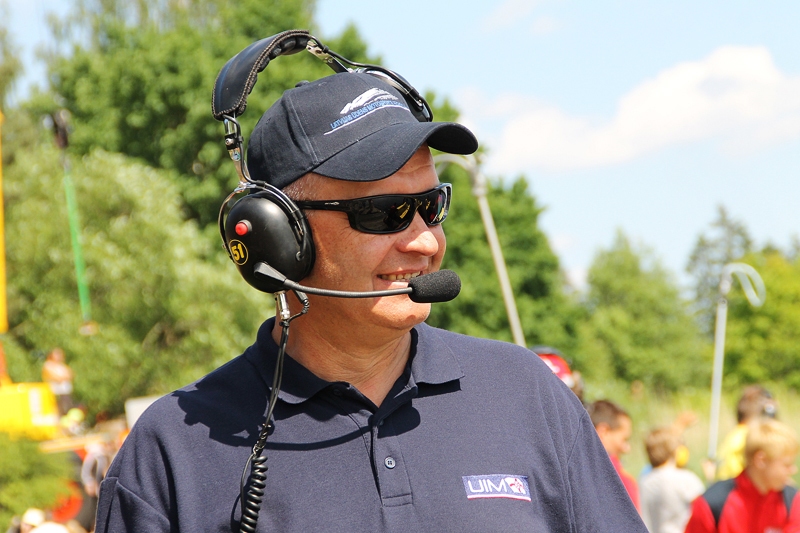 Ūdensmotosporta sacīkšu laikā Atis Slakteris ir «radiovīrs».
Autors: no «Bauskas Dzīves» arhīva.