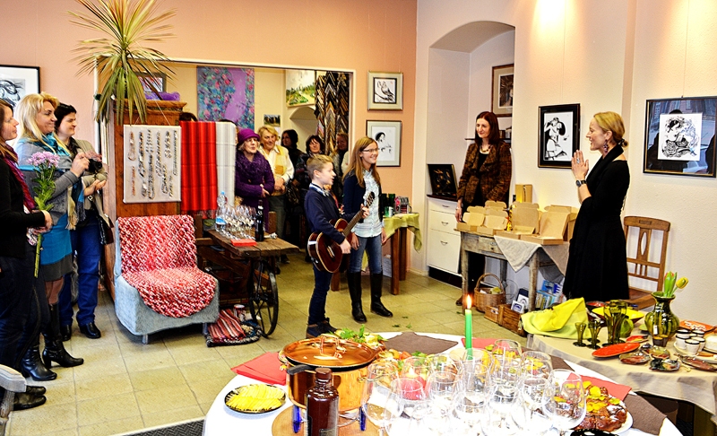 Izstādes atklāšana galerijā «Meistars Gothards». No labās – Ieva Murāne-Grantiņa.
Autors: Marta Liepa