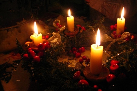 Lai neizceltos ugunsnelaime, VUGD aicina iedzīvotājus adventes vainagos sveces vairs nededzināt.