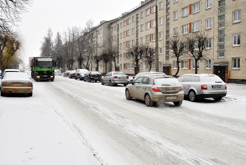 Automobiļus vairs nedrīkst novietot tuvāk par 5 metriem no krustojuma robežas. 
Autors: Ivars Bogdanovs
