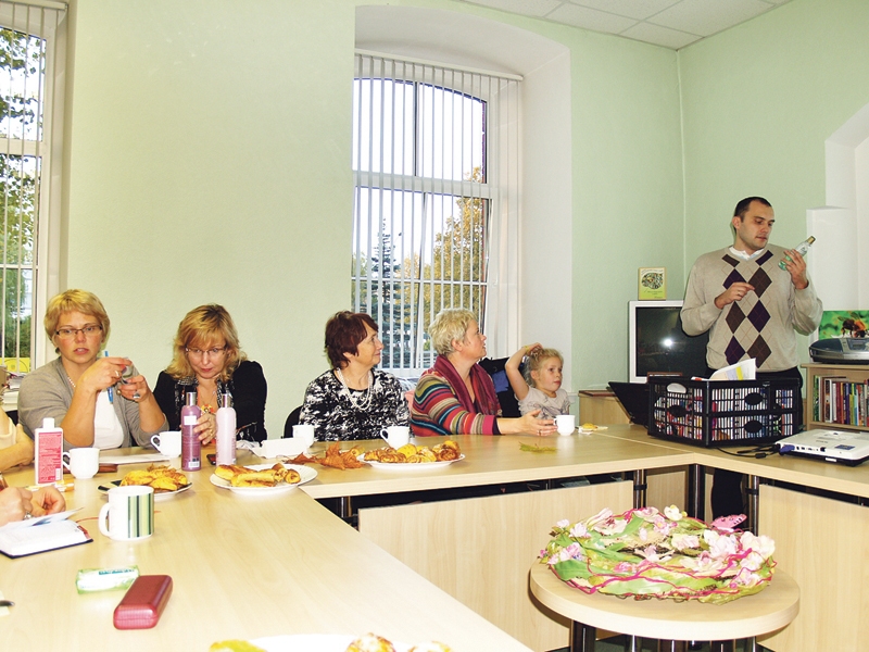 «Liepu» iekārtotajā birojā kultūras namā iepriekš notika gan biedrības dāmu, gan citu aktīvistu rīkotie pasākumi.
Autors: no «Bauskas Dzīves» arhīva.