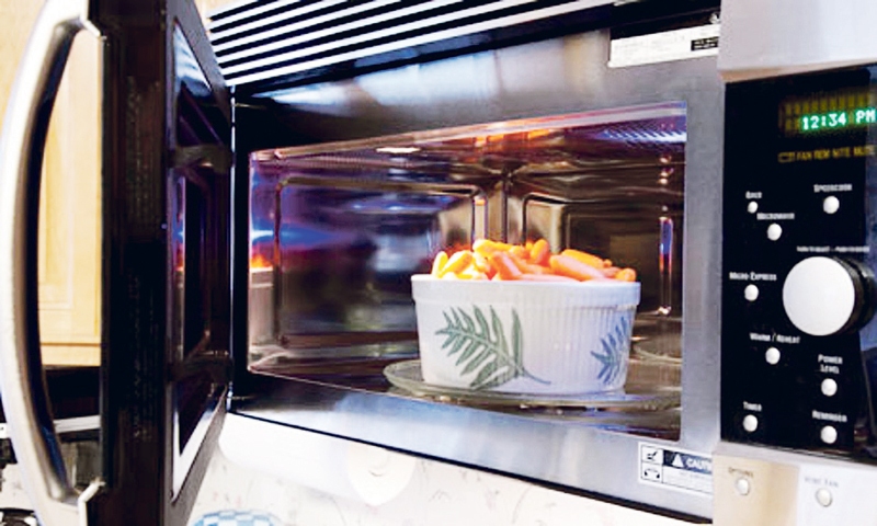 «Kamēr tu tās lieto atbilstoši un ne tikai gatava ēdiena uzsildīšanai, tikmēr mikroviļņu krāsnīm nav ne vainas,» slavenais pavārs Džeimijs Olivers kādai britu žurnālistei atbildēja uz jautājumu, kāpēc viņš izdevis pavārgrāmatu, kuras receptēs pirmoreiz ir nepieciešama mikroviļņu krāsns. «Tik daudzās mājās mūsdienās ir mikroviļņu krāsnis, ka es būtu traks, ja neiekļautu to izmantošanu savās receptēs. Tās tiek izmantotas, lai cilvēki varētu ietaupīt laiku un mācētu pagatavot fantastiskas maltītes divtik īsā laikā.»
Autors: no www.theguardian.com