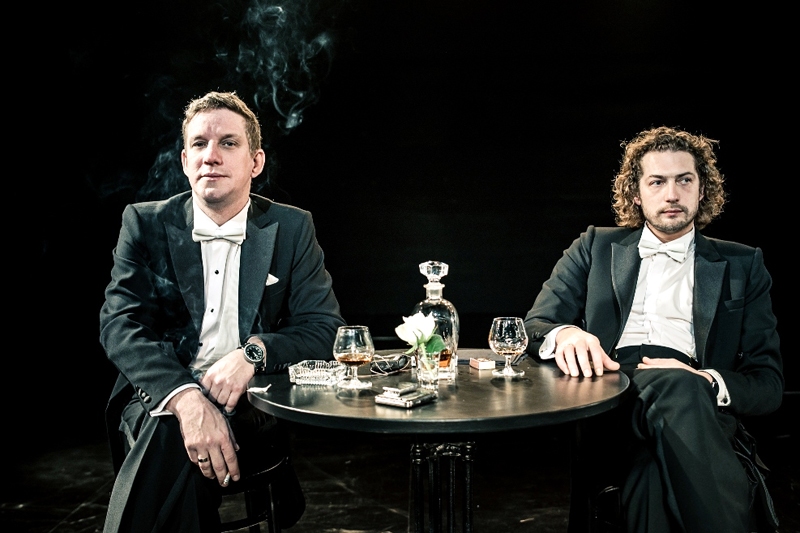 Artūrs Skrastiņš (no kreisās) Aleksandra Vertinska lomā, Kārlis Lācis – pianists.
Autors: no dailesteatris.lv