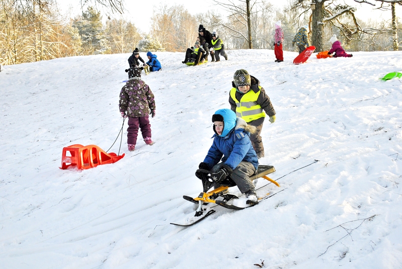 Visi laukā! Izmantojiet vēl dažas dienas slidošanai, slēpošanai, braukšanai ar kamaniņām, jo brīvdienās meteorologi jau sola atkusni. Bērnu un pieaugušo imūnsistēmas stiprināšanai ļoti svarīgas ir aktivitātes svaigā gaisā.
Autors: Ivars Bogdanovs