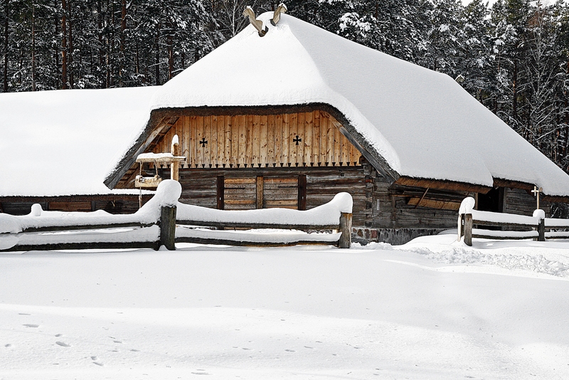 Latvijas Etnogrāfiskajā brīvdabas muzejā redzamās senās koka ēkas ir uzskatāms piemērs, kā būvēt un siltināt. Nevienai nav izmantotas plēves, taču tās kalpo jau 100 un vairāk gadu.
Autors: no kultura.riga.lv