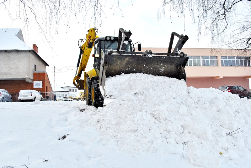 SIA «Vides serviss» pirmdien Bauskā aktīvi tīrīja sniegu. 