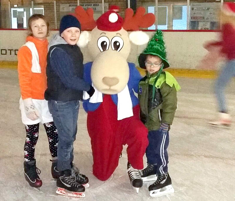 SOS ciemata bērni kopā ar jelgavnieku simbolu – alni. 
Autors: no albuma