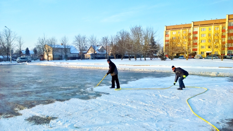 SC «Mēmele» speciālisti labiekārto leduslaukumu iepretim stadionam. Darba veicēji stāsta, ka ledu liešot vairākas dienas un tā biezums būšot desmit centimetru.
Autors: Artūrs Dulbe