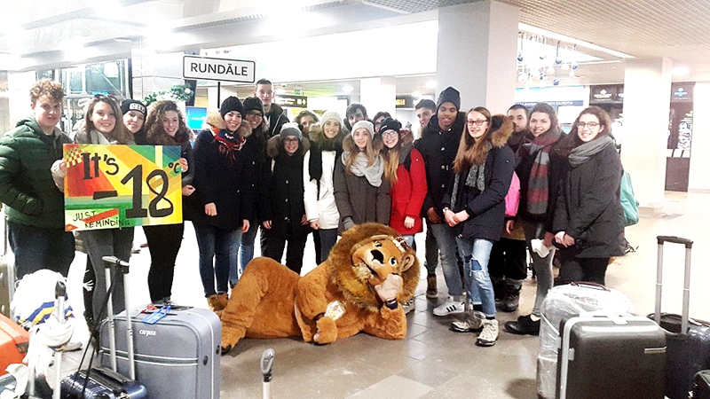 Lidostā «Rīga» Rundāles jaunieši viesus no Itālijas sagaidīja krāšņi, klāt bija arī novadu simbolizējošais Lauva.
Autors: no Lauras Ārentes personiskā albuma