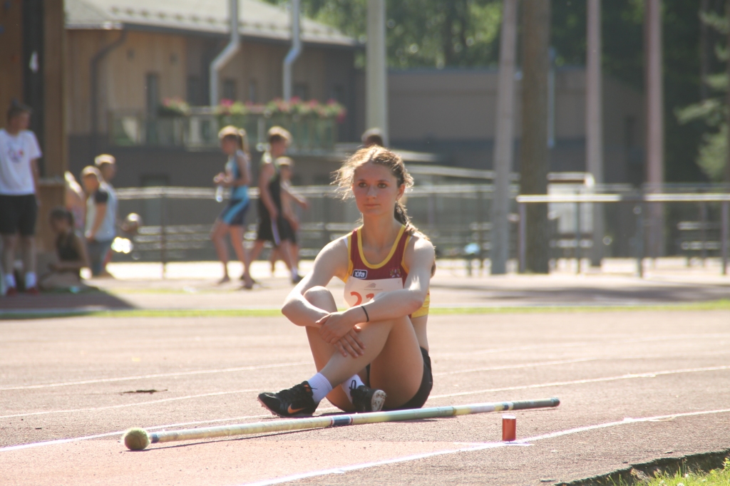 Samanta Homiča noskaņojas izšķirošajiem lēcieniem Latvijas Jaunatnes olimpiādē. 
Autors: no «Bauskas Dzīves» arhīva