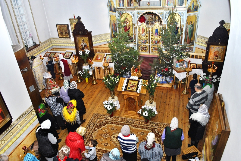 Bauskas Svētā Georgija pareizticīgo baznīcā Dievišķā liturģija sākās pusnaktī no 6. un 7. janvāri un beidzās rīta pusē.
Autors: Ivars Bogdanovs