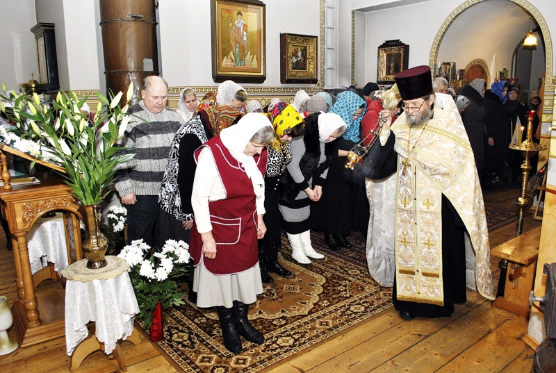 Bauskas Svētā Georgija pareizticīgo baznīcā Dievišķā liturģija sākās naktī no 6. un 7. janvāri un beidzās rīta pusē. 
Autors: Ivars Bogdanovs