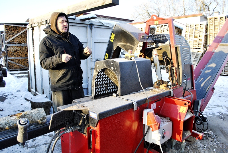 Dzintars Burkovskis demonstrē skaldīšanas iekārtu. 
Autors: Ivars Bogdanovs