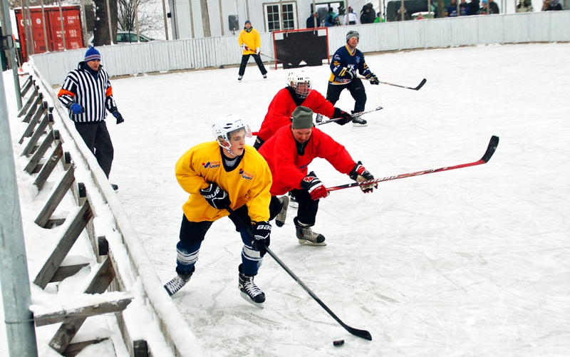 Uzbrukumā. Komanda «Bute» (dzeltenos tērpos) uzbrūk «Pilnpiedziņas» vārtiem.
Autors: Uldis Varnevičs
