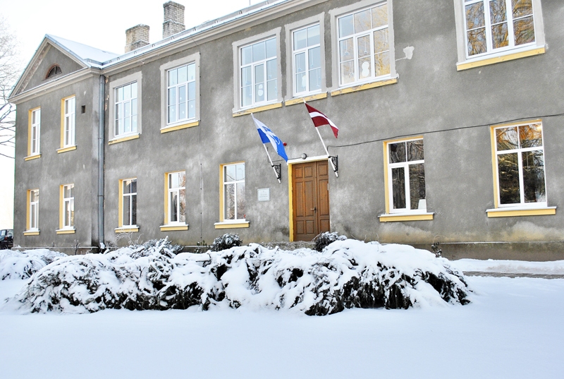 Vecsaules pamatskolā (attēlā), tāpat arī citās izglītības iestādēs, sniegs un aukstums vēl netraucē mācību procesu.
Autors: Ivars Bogdanovs