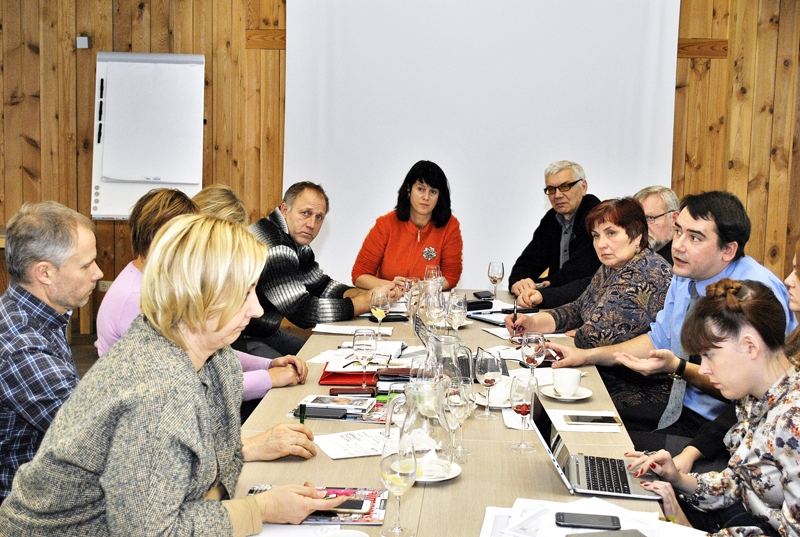 «Rožmalās» Latvijas un Lietuvas kooperatīvu pārstāvju sarunas vadīja Maira Dzelzkalēja-Burmistre (centrā), aicinot vienoties par konkrētiem kopīgi veicamiem uzdevumiem.
Autors: Ivars Bogdanovs