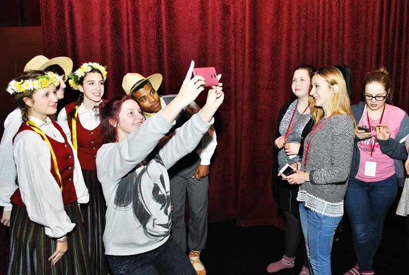 Eva Reinfelde uzņem pašportretu ar Itālijas jauniešiem, kuri uzvilkuši latviešu tautas tērpus.
Autors: Ivars Bogdanovs