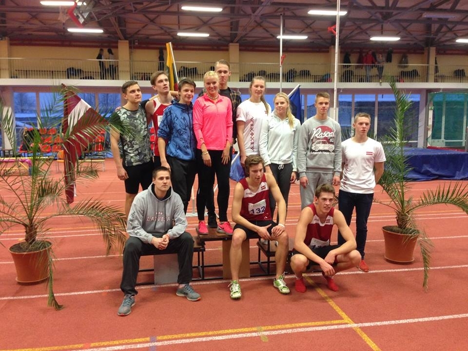 Latvijas jaunie daudzcīņnieki Šauļos – otrais no labās stāv Einārs Lazdiņš, pirmais no kreisās sēž treneris Raivis Maķevics.
Autors: no LVS albuma