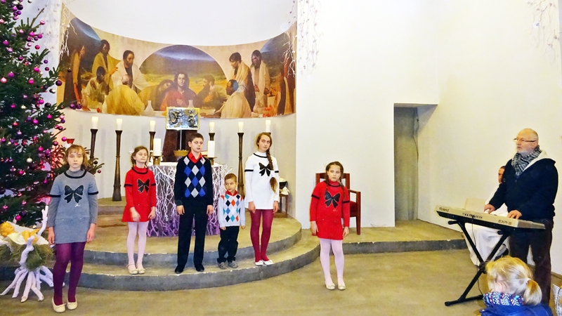 Seržānu bērni dzied ģimenēm veltītajā dievkalpojumā Bruknas dievnamā 27. decembrī. 
Autors: no biedrības «Spēlmaņi» albuma.