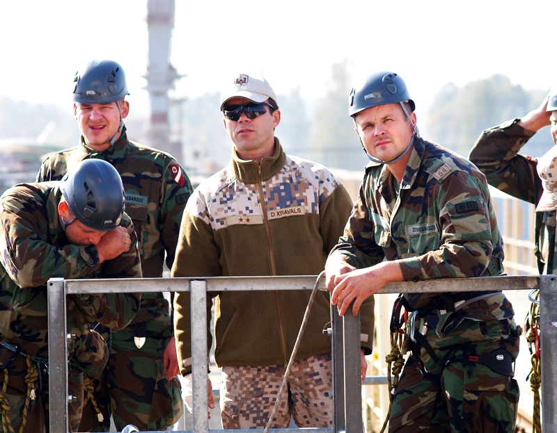 Normunds Barkāns (no labās) ar zemessardzes biedriem mācībās Aizkraukles HES. Viņam līdzās rotas komandieris virsleitnants Dainis Kravals. 
Autors: no personiskā albuma