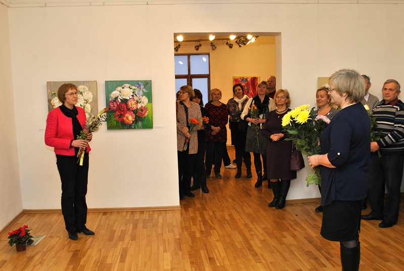 Īras Rozentāles (no kreisās) personālizstādes atklāšanā. Gleznotāju sveic Pilsrundāles vidusskolas direktore Anda Liškauska.
Autors: Ivars Bogdanovs