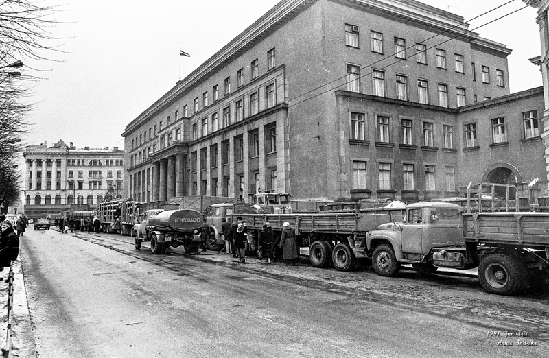 No Latvijas laukiem atbraukusī tehnika 1991. gada janvārī bloķēja toreizējās Ministru padomes namu galvaspilsētā.
Autors: Arnis Indriks, «Bauskas Dzīves» arhīvs