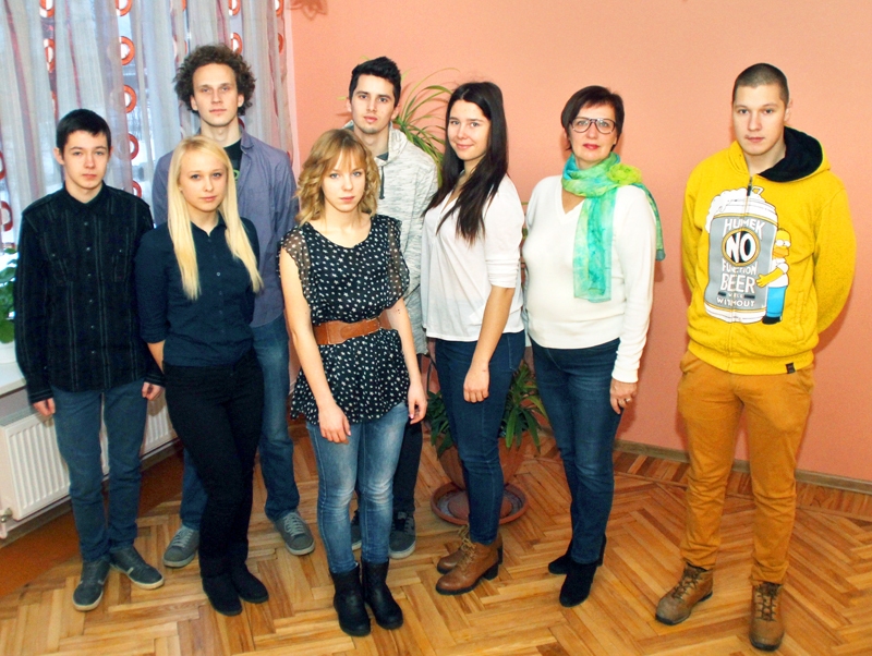 12. klases skolēni un audzinātāja Mārīte Ozola.
Autors: Uldis Varnevičs