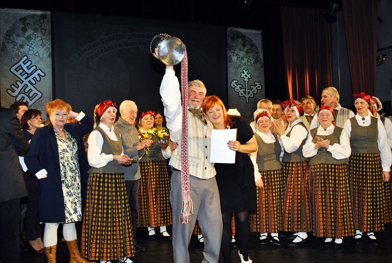 Bauskas kultūras centra senioru deju kopa «Biguļi» kopā ar  vadītāju Santu Zemīti un konkursa žūriju priecājas par uzvaru skatē.
Autors: Ivars Bogdanovs