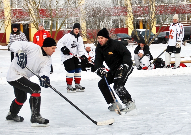 «Ceraukstes» vienības spēlētāji (baltajos tērpos) dodas uzbrukumā spēlē pret «Vecsaules» komandu.
Autors: Uldis Varnevičs