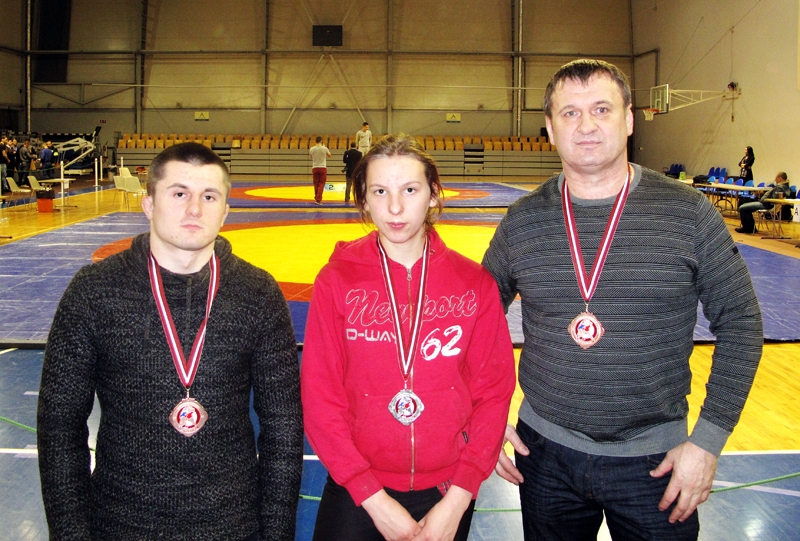 Daniels Lavrinovičs (no kreisās), Kitija Kanapecka un Igors Slakters – Latvijas čempionāta medaļu ieguvēji.
Autors: no I. Slaktera albuma